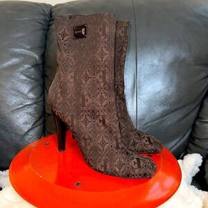 Gianfranco FERRE 40 Genuine Leather Canvas Logo Brown Heeled Zip Booties